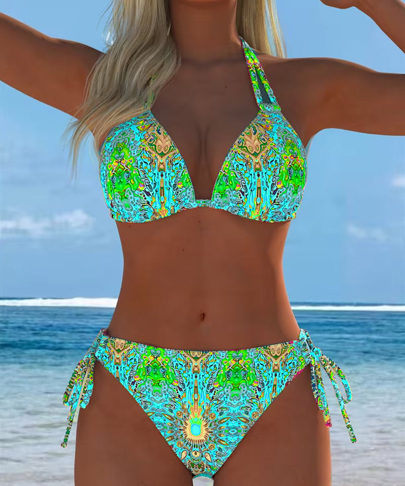 "Krāsains Bikini ar Kakla Siksniņu" can be rewritten as "Krāsains Bikini ar Kakla Siksniņu Dizains".